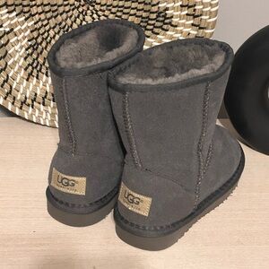 Girls size 33 (1) grey Ugg boots